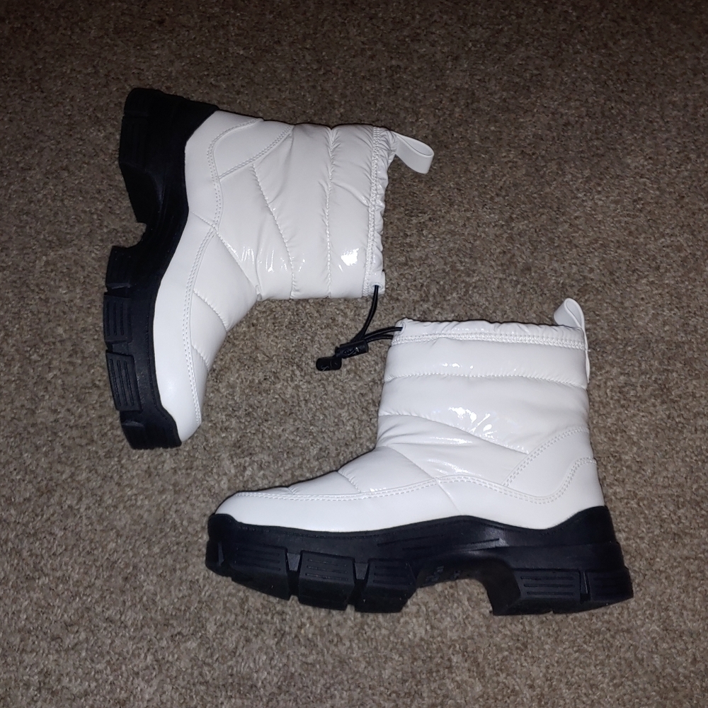 Calvin Klein white shiny puffy boots - Picture 3 of 11